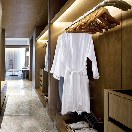 cabide no guarda-roupa