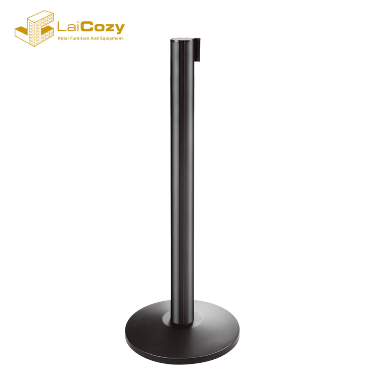 Qual é o uso de postes retráteis em um museu?