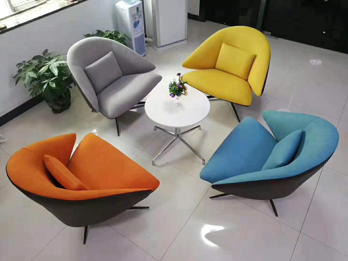 Cadeira confort&aacute;vel antiga do sof&aacute; da barra do sal&atilde;o de caf&eacute; 