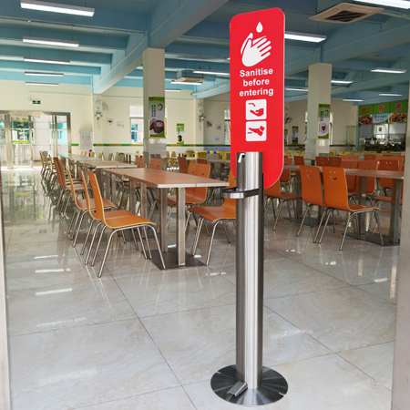 Entendendo o sinal da placa KT no poste de controle de multidão