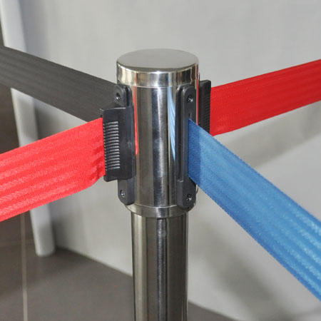 Poste retr&aacute;til para fila de pedestres