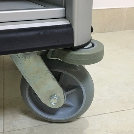 Carrinho de limpeza compacto para limpeza de quartos de hotel em alumínio