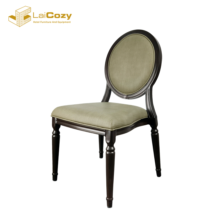 Cadeiras de banquete com acabamento em madeira antiga