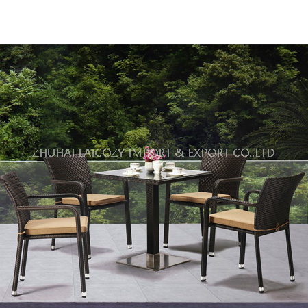 Mesa redonda ao ar livre com braço de vidro e cadeira de vime com almofada